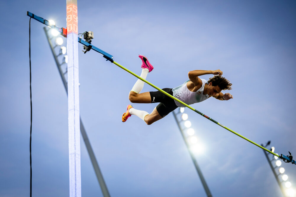 Duplantis e Karalis duellano al record del mondo! Sfida mastodontica a 6.32, poi l’asticella presa a schiaffi