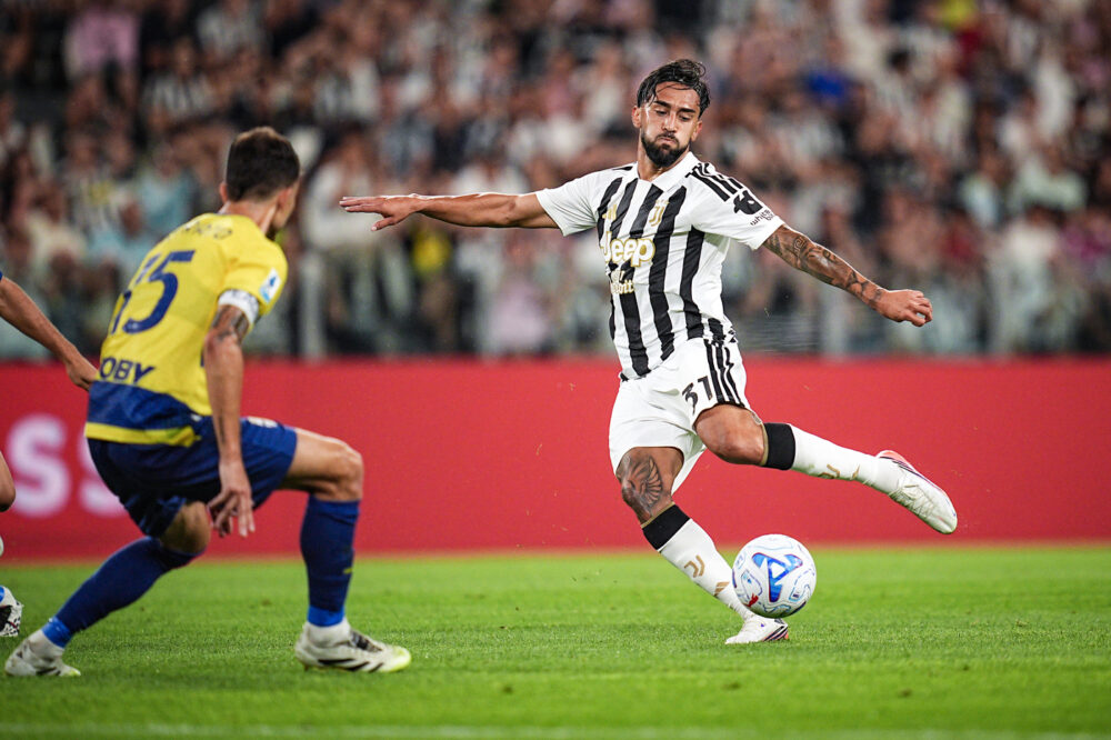 Calcio, la Juventus batte il Parma e resta a punteggio pieno. Tracollo casalingo della Fiorentina