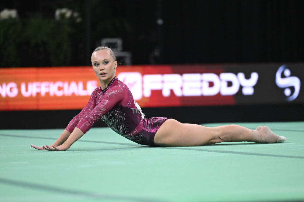 Angelina Melnikova fenomeno vero, la Russia torna agli Europei di ginnastica artistica e spadroneggia. E non avevano concessi i visti…