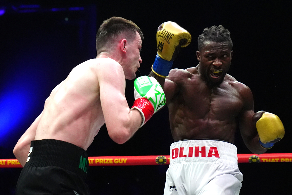 Si infrange il sogno mondiale di Etinosa Oliha: Aaron McKenna vince chiaramente ai punti il Mondiale IBF dei pesi medi