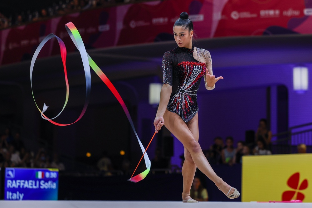 Sofia Raffaeli fatica ai Mondiali e scivola in qualifica: clavette e nastro complicati