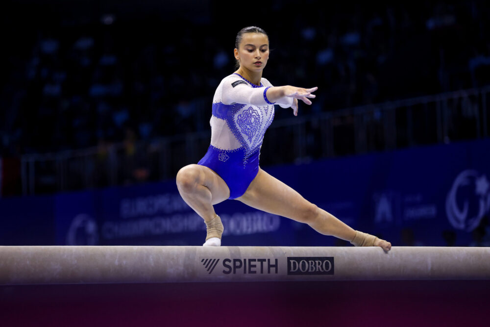 July Marano monumentale agli Europei di ginnastica artistica: ha gareggiato col dito lussato! Italia d’argento