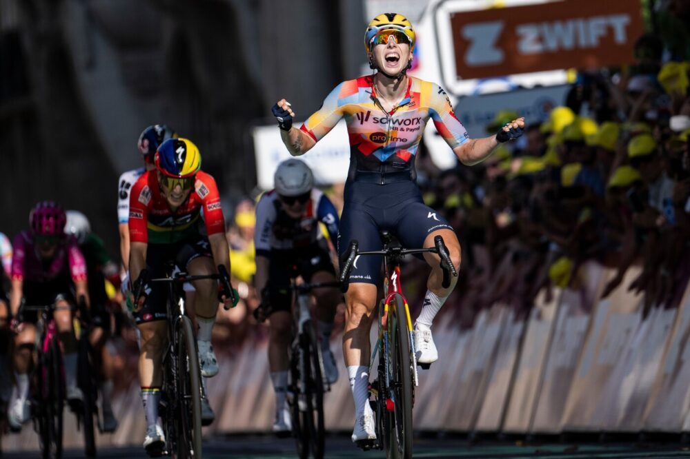 Giro di Gran Bretagna femminile, Lorena Wiebes conquista la volata della prima tappa. Seconda Chiara Consonni