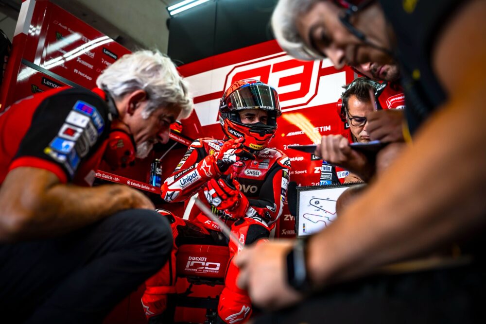 Marc Marquez non si abbatte: “Pole mancata perché Bezzecchi è più veloce. Non escludo la media nella Sprint”