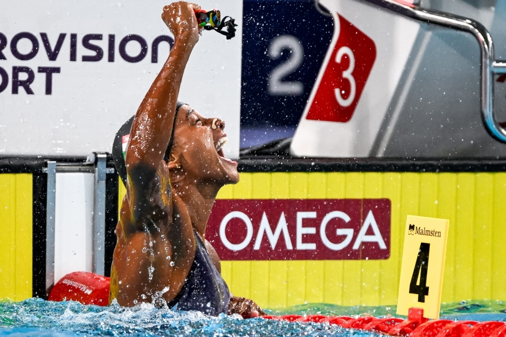 VOILÀ! Il deltaplano Sara Curtis atterra a Parigi: oro e altro record del mondo nei 50 dorso!