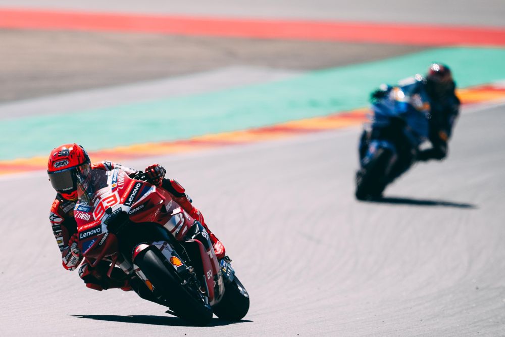 MotoGP, Marc Marquez fa doppietta ad Aragon e si rilancia nel Mondiale. Bezzecchi guadagna 5 punti su Martin