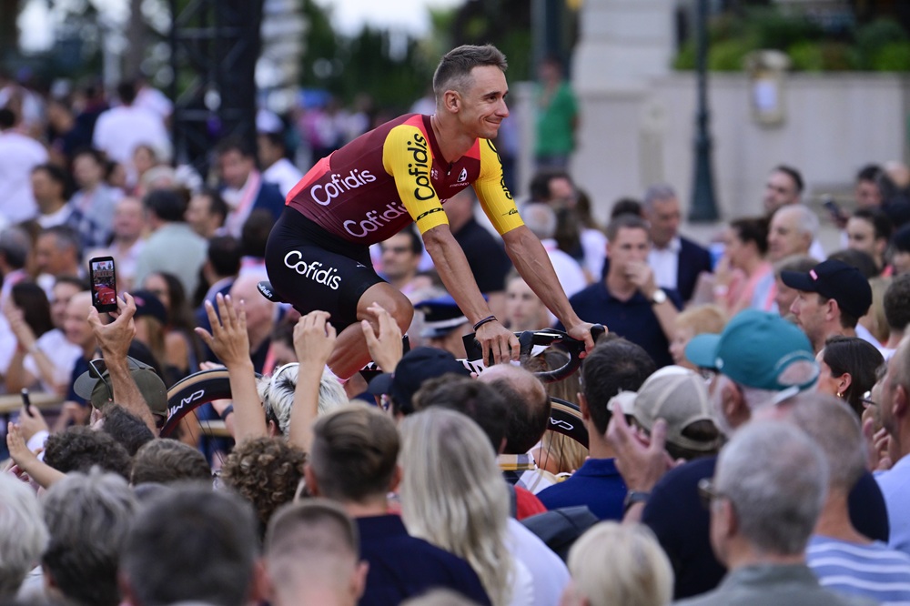 Vuelta a España 2026, Coquard trionfa allo sprint nel giorno del clamoroso ritiro di Pogacar