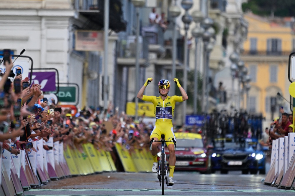 Demi Vollering trionfa a Nizza e conquista il Tour de France 2026. Longo Borghini si prende il podio