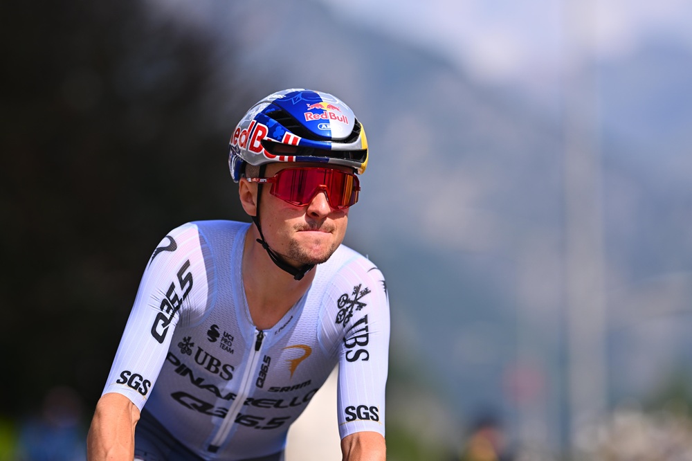 Tom Pidcock trionfa ai Mondiali di mountain bike, van der Poel lontanissimo. Azzurri fuori dalla top-10