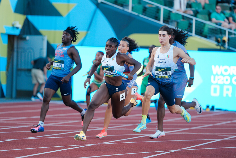 Kelly Doualla avvicina i 10” in staffetta, volata fenomenale ai Mondiali U20. I tempi di frazione dell’Italia, oro con la 4×100 mista