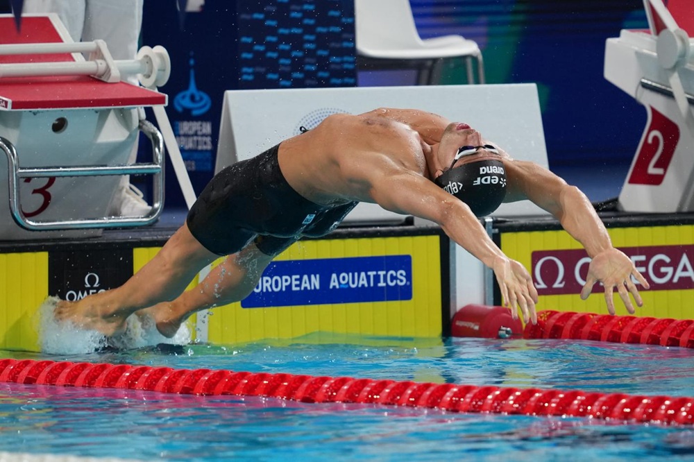 Thomas Ceccon distante dal vertice nei 50 dorso. Knedla sorprende i russi!