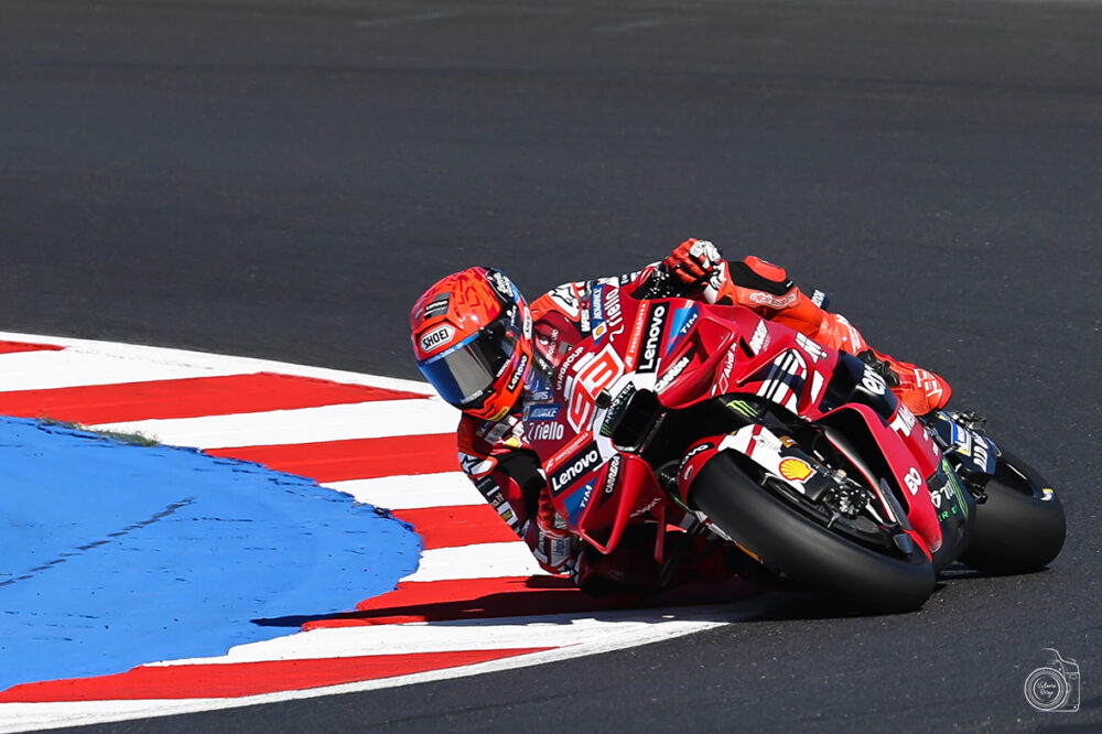 MotoGP, Marc Marquez vince a Misano e balza in testa al Mondiale. Bezzecchi cade e alza bandiera bianca