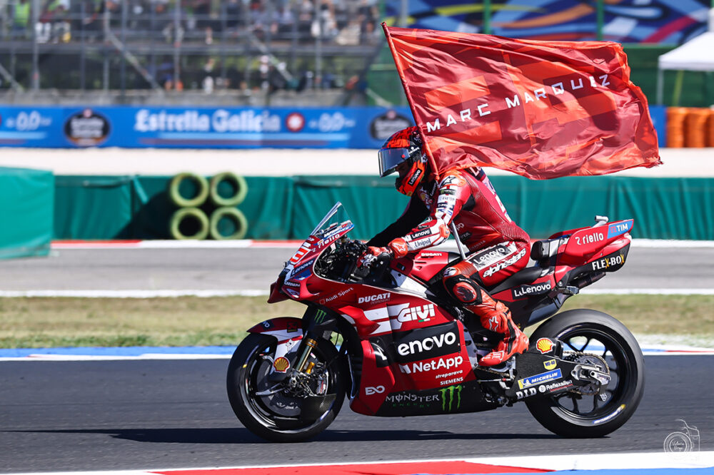Marquez vince la Sprint Race di Phillip Island e torna in vetta alla classifica. Brutta caduta per Martin