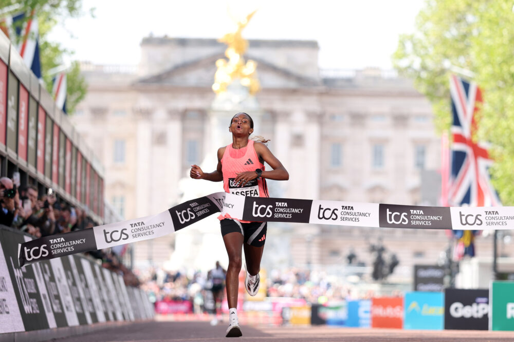 Maratona Berlino 2026: risultati e tempi. Assefa domina ma vede sfumare nel finale il record del mondo femminile