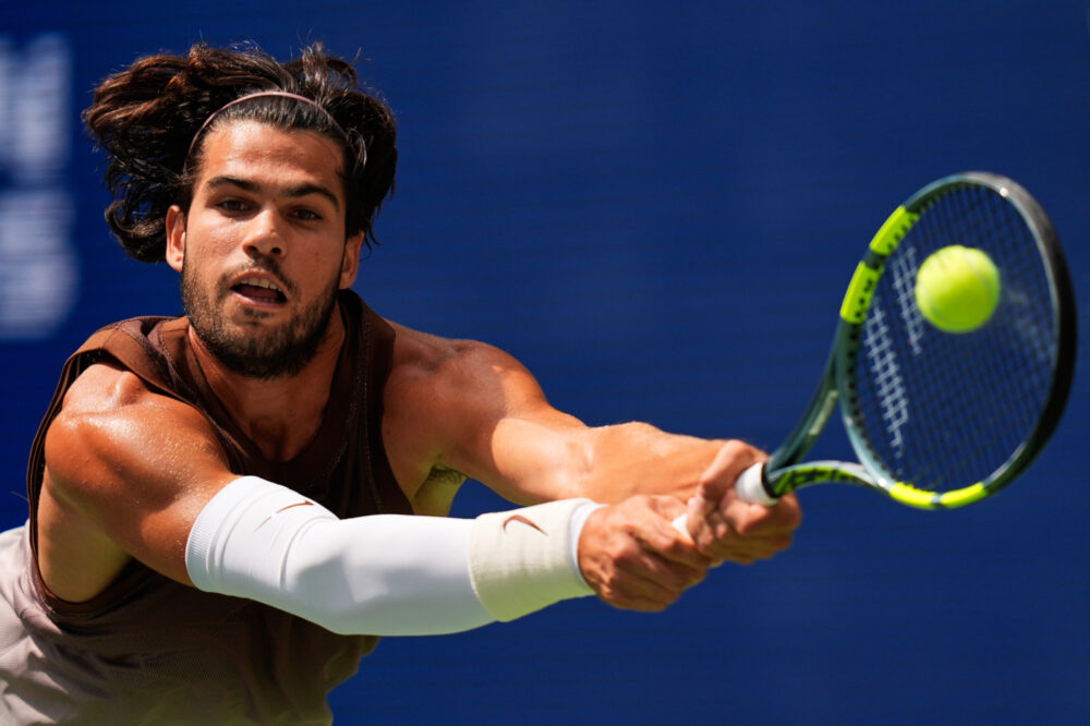Carlos Alcaraz vince e convince all’esordio agli US Open. Avanzano Shelton e Auger-Aliassime, Fils battuto da Tsitsipas