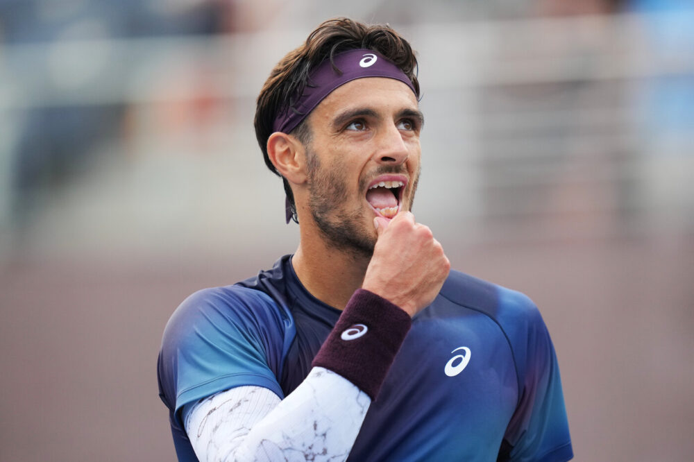 Lorenzo Musetti affossato da un problema fisico e cede a Sweeny in quattro set agli US Open