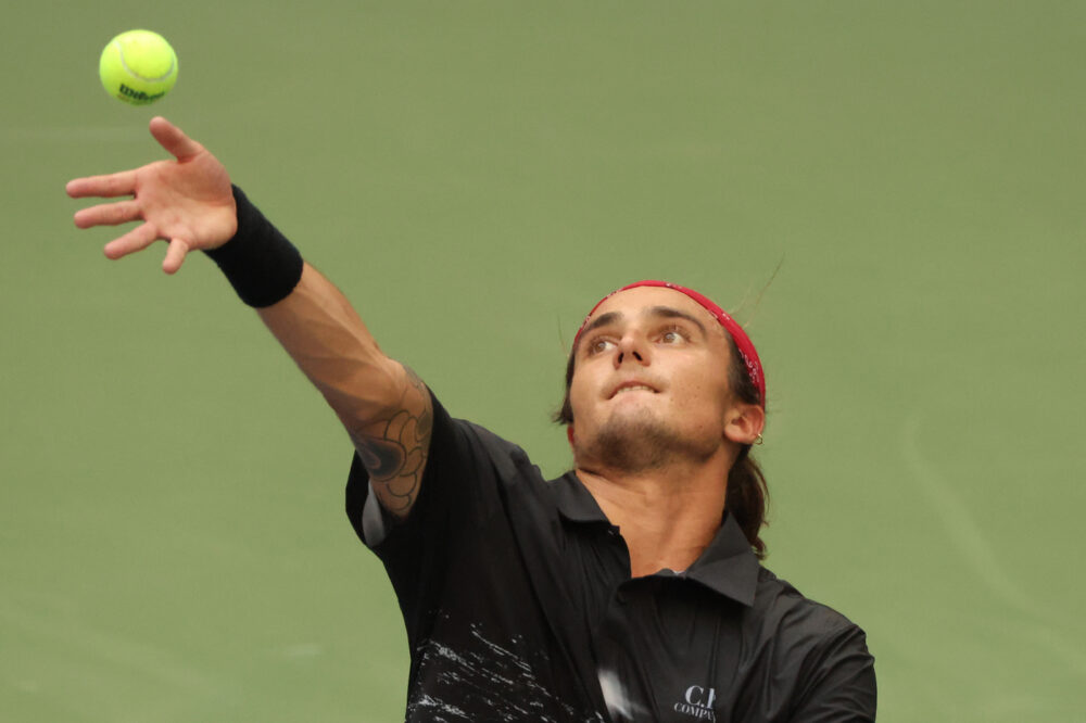 ATP Hangzhou 2026: Mattia Bellucci saluta subito il torneo, Majchrzak va avanti