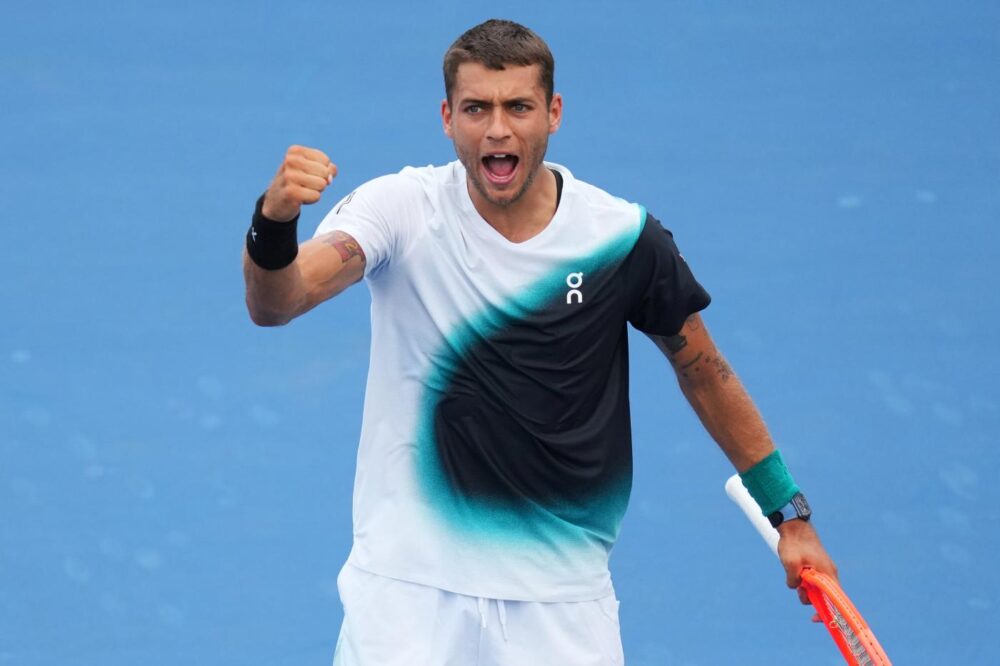 Flavio Cobolli col tweener pallonetto alla Federer contro Schoolkate agli US Open: il colpo che ricorda il “Maestro” a Wimbledon