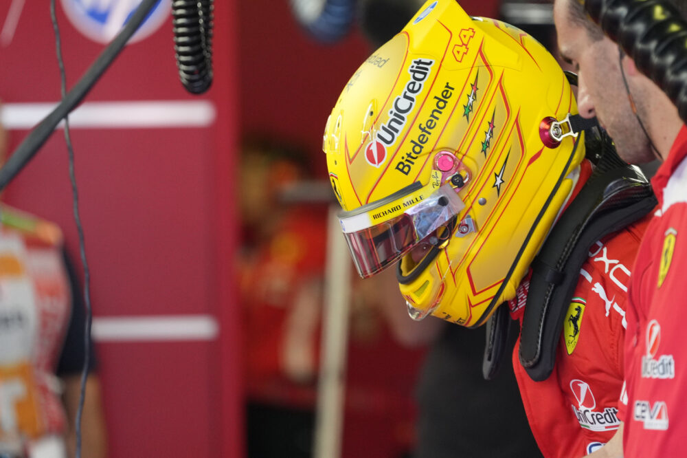 Lewis Hamilton: “Devastato per i tifosi e per chi lavora in fabbrica. Troppo tardi parlare ora del contatto con Leclerc”