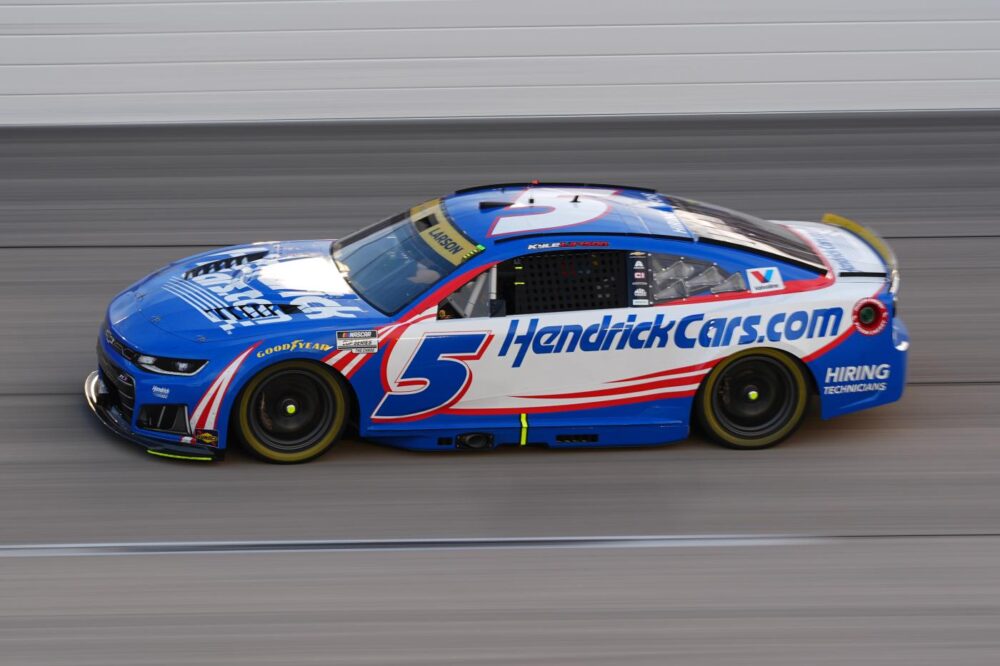 NASCAR, Larson domina in Kansas ed allunga nella Chase