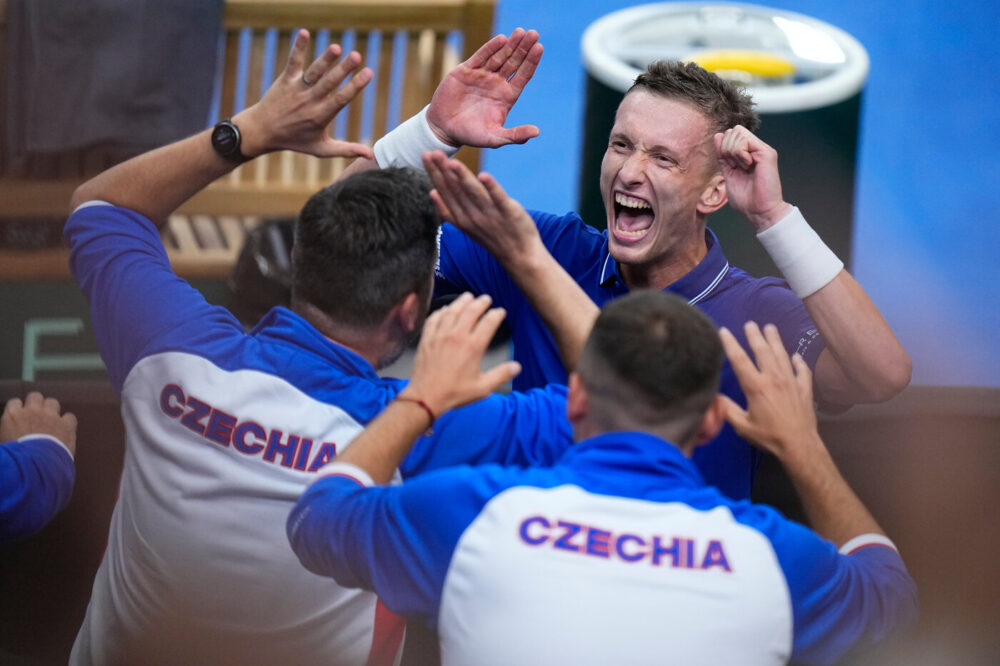 Coppa Davis 2026, Cechia-USA 1-1 dopo la prima giornata: Tien sorprende Mensik, Shelton battuto da Lehecka
