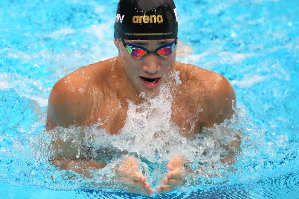 Shin Ohashi, record del mondo nei 200 rana: a 17 anni abbatte un muro storico