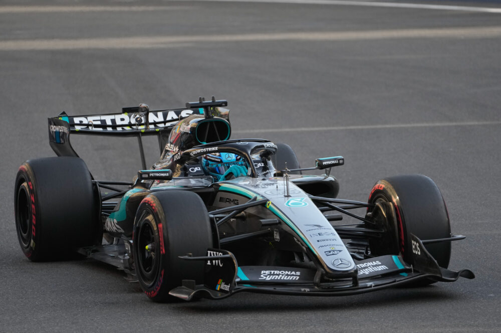 F1, Russell firma una pole position devastante a Baku. Antonelli a muro, Leclerc in prima fila