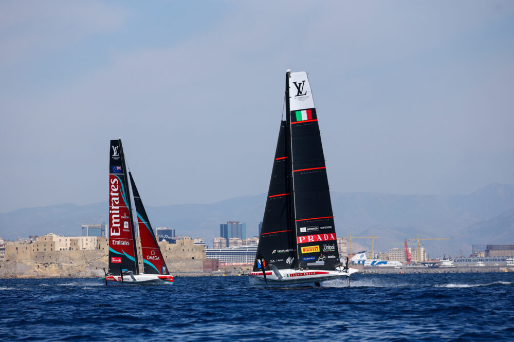 Stoccata di Luna Rossa nella seconda regata: Gradoni e Burling domano Alinghi nei preliminari di America’s Cup