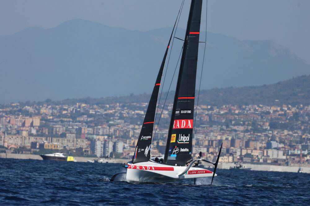Il vento si alza, ARC Team USA brilla in America’s Cup. Luna Rossa solida con Burling-Gradoni nella prima regata