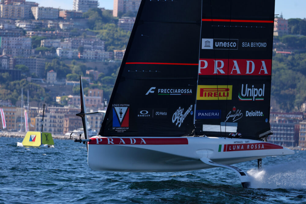 Il vento frena la America’s Cup: la prima regata parte, poi tutti giù dai foil. Luna Rossa era in lotta a Napoli