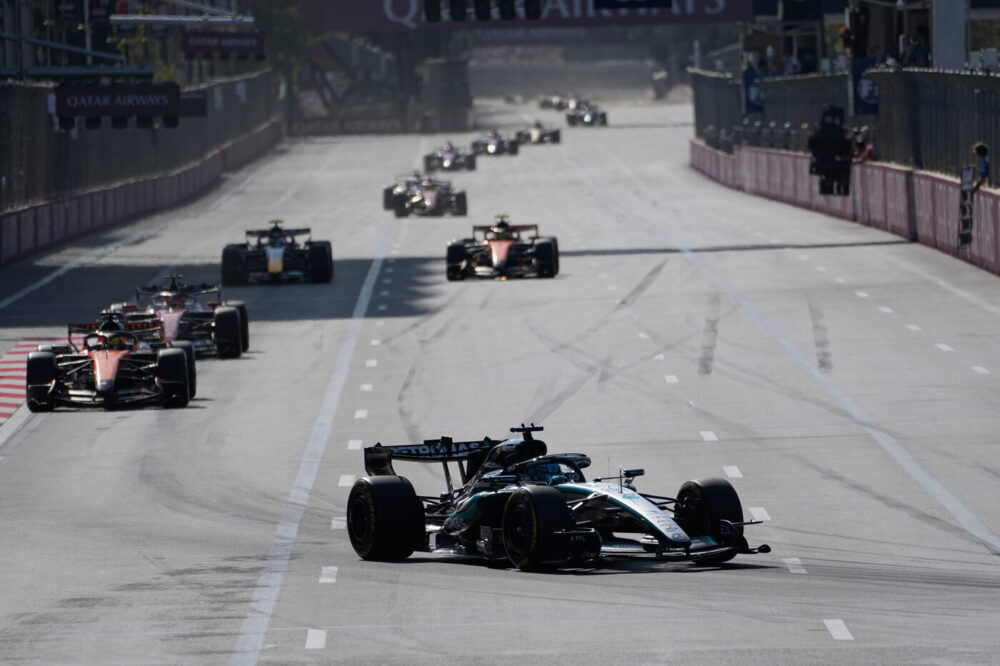 F1, Russell precede Verstappen in volata nel GP di Azerbaijan! Antonelli limita i danni, Ferrari quarta forza