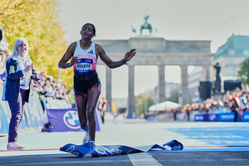 Tigst Assefa ha vinto la Maratona di Berlino con un tendine d’Achille rotto! “Completamente staccato”: la storia dell’etiope