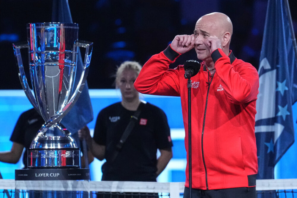 Agassi prende in giro Zverev alla Laver Cup: “Finalmente posso guardare le tue conferenze senza sentirti piangere”.