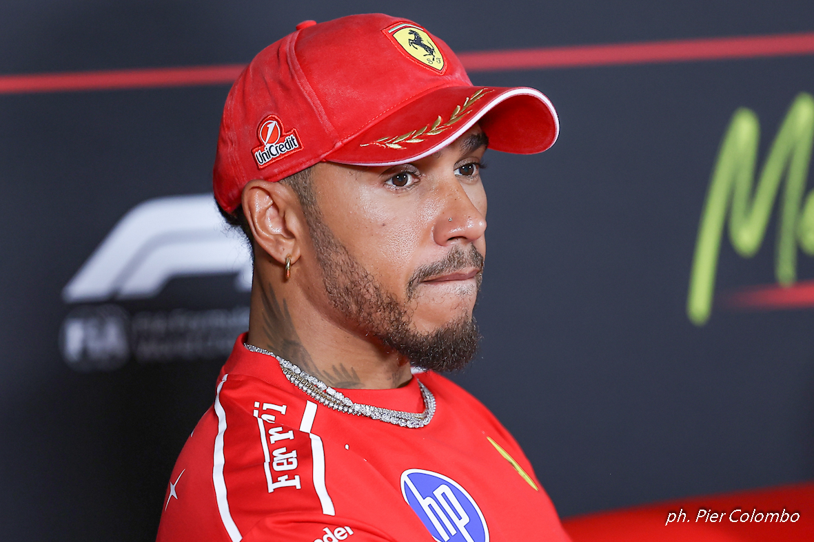 Hamilton difende Vasseur e lancia un segnale ai vertici della Ferrari: “Non dipende solo da lui…”
