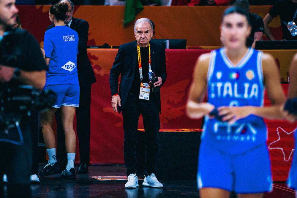 Basket femminile, Gianni Petrucci non ci sta: “Arbitri così bravi da meritare la finale”