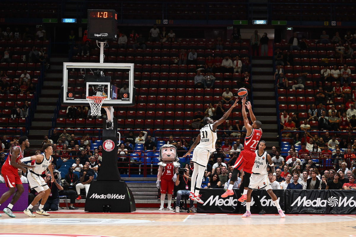 Basket: Devon Hall infiamma il Forum, Olimpia Milano sulla sirena contro la Virtus Bologna in Eurolega