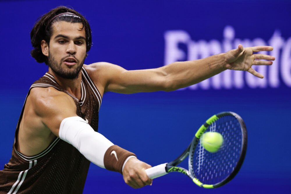 Carlos Alcaraz patisce un set, poi diventa un rullo compressore. Sempre più favorito agli US Open (anche per i bookmakers)