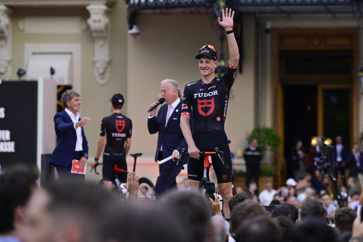 Vuelta a España 2026: Stefan Küng vince la cronometro, Mas respinge l’attacco di Roglic