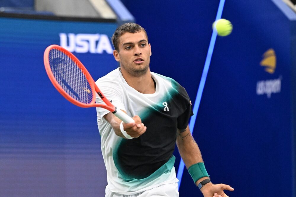 US Open 2026, Flavio Cobolli rimonta un set a Tristan Schoolkate ed avanza ai sedicesimi