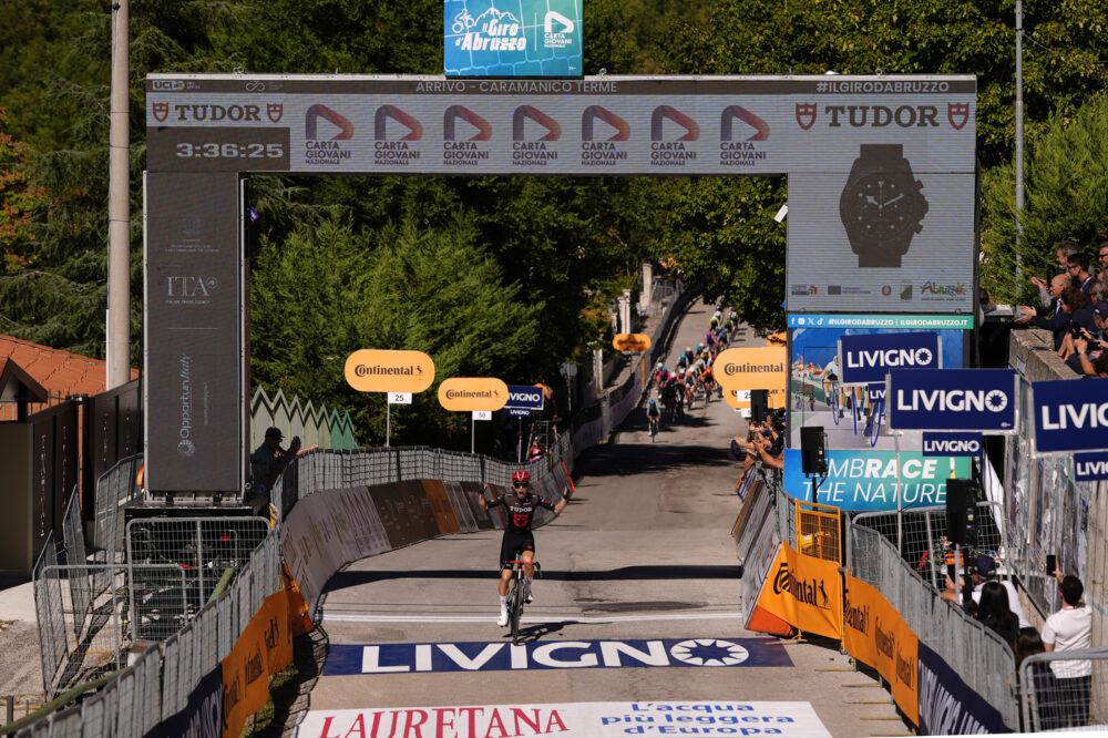 Giro d’Abruzzo, guizzo vincente di Jasch a Caramanico Terme. Podio per Scalco