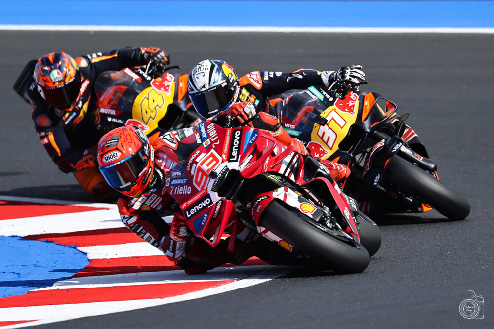 MotoGP, Marc Marquez vince di forza la Sprint di Misano davanti a Bezzecchi. Si difende bene Martin