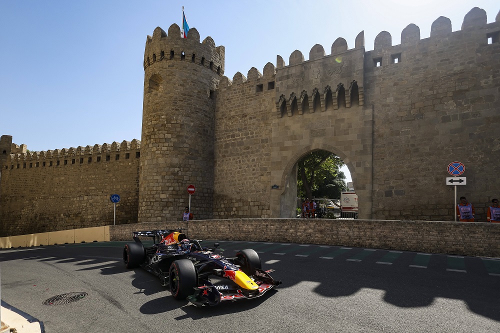 F1, Verstappen sorprende Russell nelle FP3 di Baku. Antonelli insegue, Ferrari in affanno