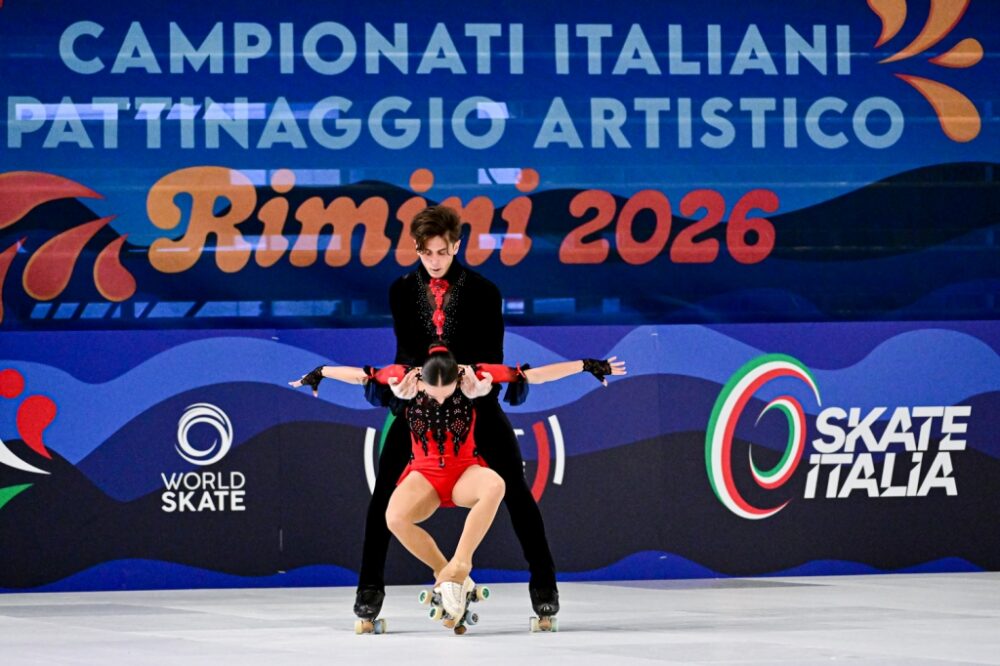 Pattinaggio artistico a rotelle, Mills-Cortini vincono in scioltezza l’oro agli Europei 2026. Gli azzurri monopolizzano il podio