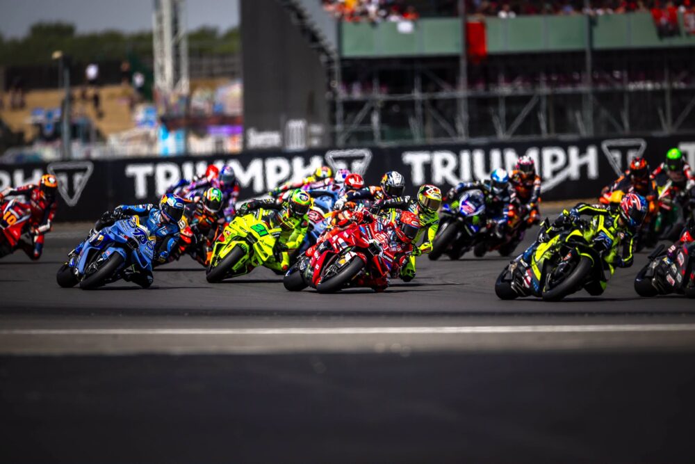 MotoGP, il Mondiale 2027 inizierà in Thailandia e si chiuderà a Valencia. Fuori il Balaton Park, torna l’Argentina