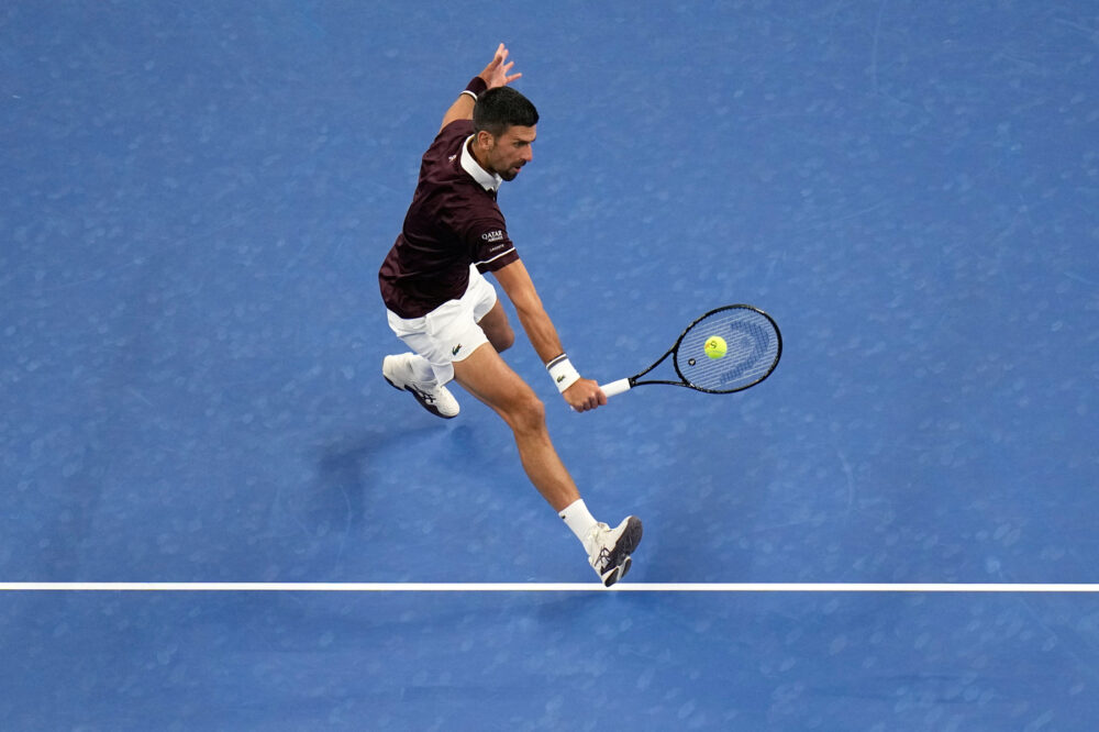 ATP Pechino 2026, subito fuori Aliassime. Ritorno con vittoria per Djokovic