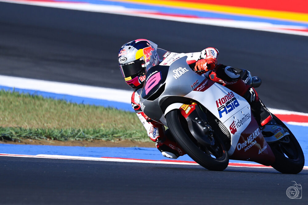 Moto3, Veda Pratama in pole a Phillip Island con un meteo complicato. Pini e Bertelle nella top10