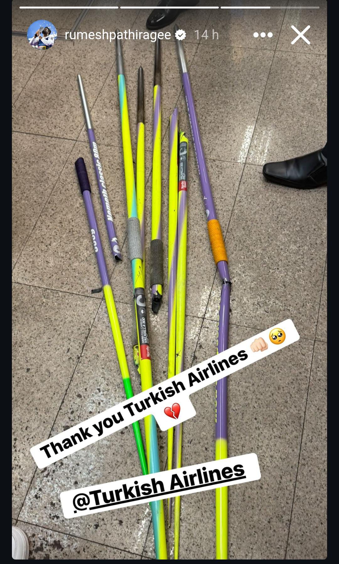Rumesh Patirage denuncia Turkish Airlines: giavellotti distrutti dopo la vittoria. Foto emblematica