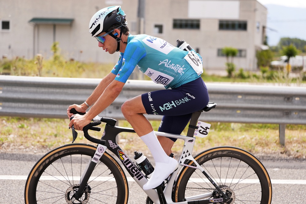 Giro di Campania 2026, Fagundez beffa Delettre sul traguardo di Napoli. Sesto Fancellu