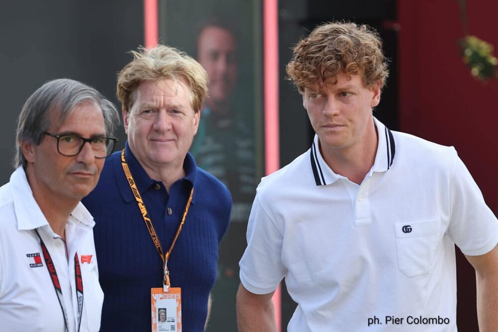 Jannik Sinner scrive a Kimi Antonelli dopo il trionfo a Monza. La foto con Bezzecchi e Laura Pausini