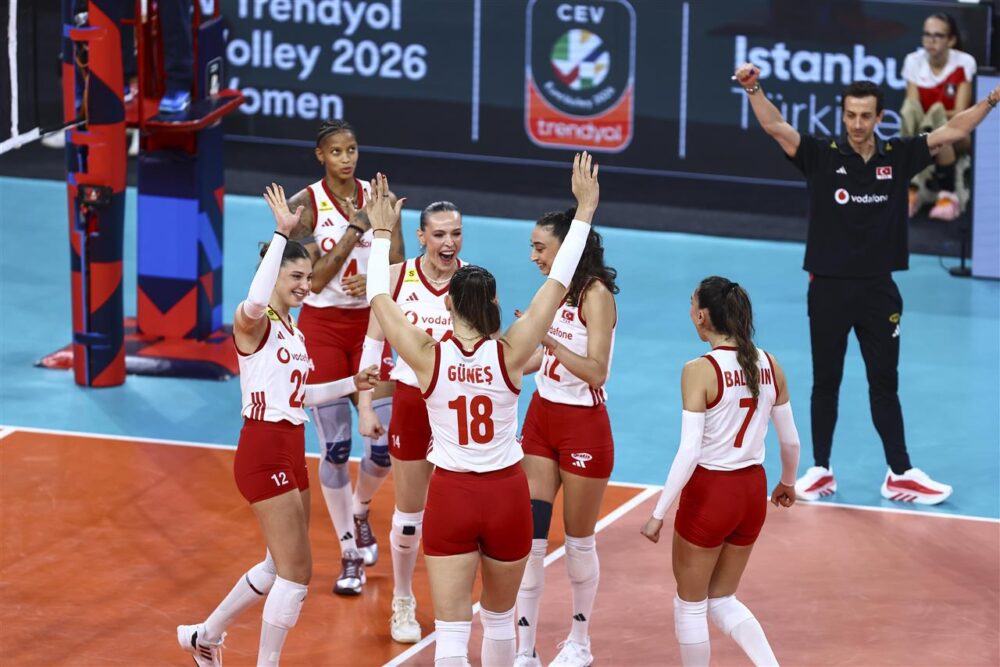 La Turchia infligge una lezione alla Serbia: Terzic ammutolito dopo le chiacchiere, Santarelli in finale agli Europei. Vargas show